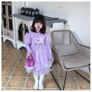Détail d'un sac à main rond violet pailleté pour fille avec finition en sequins
