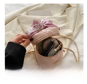 Vue détaillée du sac seau matelassé rose montrant sa capacité et son nœud chic