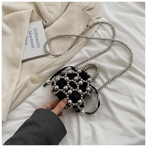 Detail der Mini-Perlen-Beuteltasche mit silbernem Perlenkäfig und schwarzem Satinbeutel