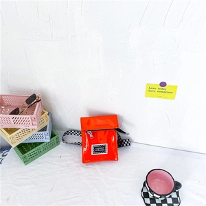 Petit sac bandoulière enfant en cuir verni orange avec sangle à damier tendance