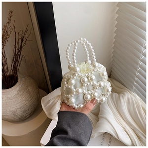 Detail der Mini Perlen-Eimertasche mit luxuriösem Satin-Innenbeutel und Handgriff