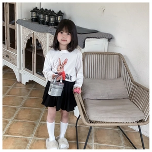 Détail d'un petit sac seau argenté à paillettes pour fille avec une texture brillante