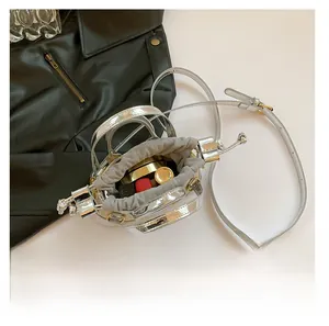 Détail du mini sac seau argenté miroir montrant sa capacité et sa pochette intérieure