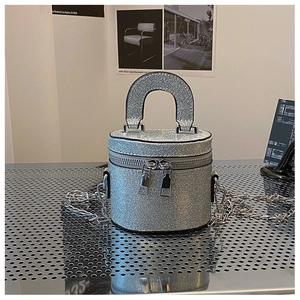 Détail du sac seau à paillettes argentées pour enfants avec aspect brillant et chaîne