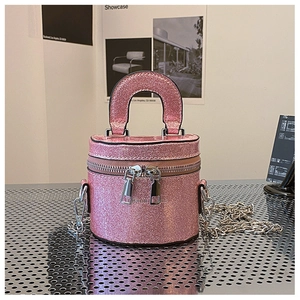 Détail du sac seau rose à paillettes avec bandoulière chaîne et lettrage fashion