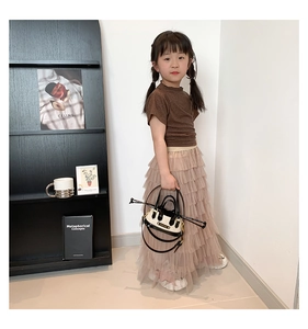 Tenue fille élégante avec t-shirt marron, jupe en maille beige et mini sac à main en paille