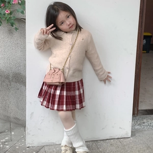 Ensemble cardigan beige pour fille avec jupe plissée à carreaux et sac rose tendance