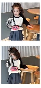 Dettaglio completo completo bambina con maglia a maniche lunghe e gonna a pieghe grigia