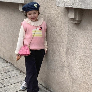 Gilet en tricot rose avec écusson fraise et sac à bandoulière assorti pour fillettes