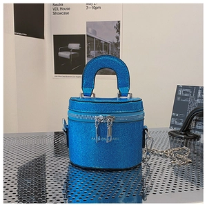Détail du mini sac seau bleu pailleté pour enfants avec bandoulière et poignée haute