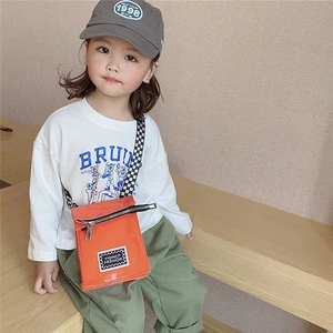 Sac bandoulière enfant en cuir verni orange vif avec sangle à damier tendance
