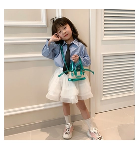 Détail du mini sac bandoulière en paille pour enfants avec garniture en similicuir vert