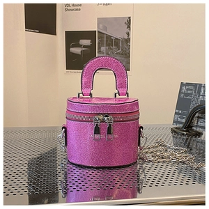 Détail du sac seau à paillettes rose avec chaîne argentée et fermeture éclair métal