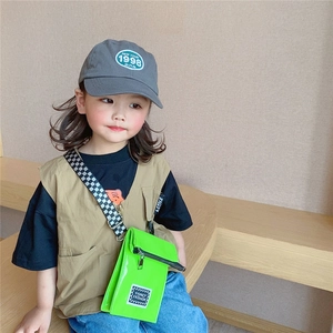 Sac bandoulière vert fluo pour enfants avec sangle à damier et casquette de baseball
