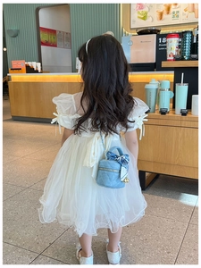 Détail du sac seau bleu clair matelassé pour enfant avec poignée en soie et chaîne dorée