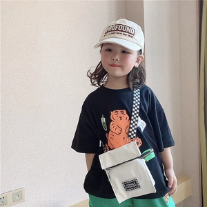 Petit sac bandoulière en similicuir verni pour enfant avec sangle à damier à la mode