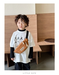 Détail d'un sac banane marron pour enfant avec sangle ajustable et logo TONGHUO