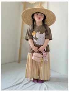 Détail du sac seau rose matelassé avec poignée en foulard de soie élégant pour enfants