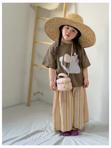 Détail du mini sac seau matelassé rose avec bandoulière chaîne et foulard en soie chic