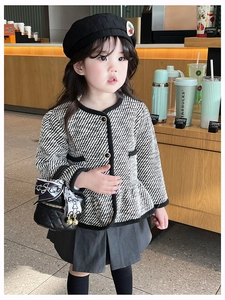 Détail d'une veste en tweed pour fille avec boutons dorés et sac matelassé avec foulard