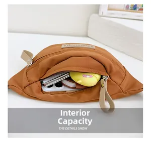 Détail montrant la grande capacité intérieure de ce sac de poitrine en toile pour enfants