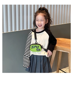 Dettaglio mini borsa a tracolla verde in tela per bambini con scritte sport e cinturino