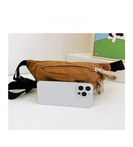 Gros plan d'un sac banane marron pour enfant montrant la texture et la taille réelle