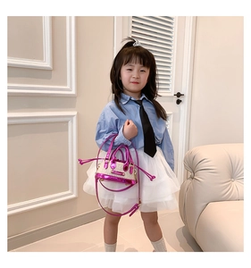 Mini sac à main enfant en paille beige avec anses en cuir verni violet et logo