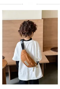 Vue arrière d'un sac de poitrine en toile marron pour enfant avec sangle réglable