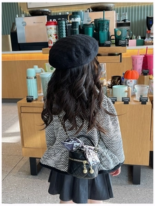 Mini sac à chaîne matelassé pour enfant avec foulard en soie et tenue chic