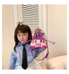 Détail du mini sac à main rose en cuir verni et paille pour enfants avec bandoulière