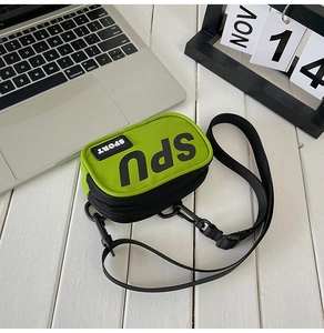 Dettaglio della mini borsa a tracolla in tela verde fluo per bambini sportiva