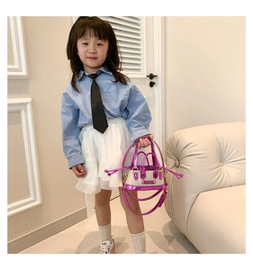 Détail d'un mini sac à main pour enfant en cuir verni violet et paille avec bandoulière