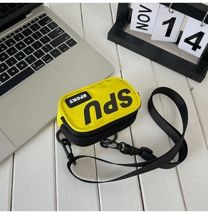 Dettaglio borsa a tracolla per bambini in nylon giallo con scritte sportive nere