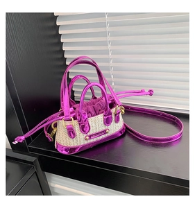 Détail du mini sac en paille avec garniture en cuir violet métallisé et pochette intérieure