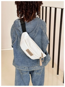 Détail de la sacoche blanche pour enfant avec sangle réglable en nylon noir au dos