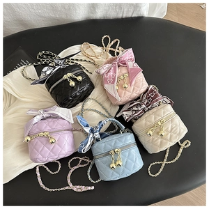Collection de mini sacs bandoulière matelassés en cinq couleurs avec foulards et chaînes