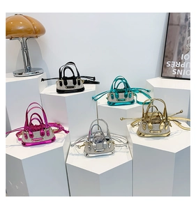 Mini sacs à main en paille métallisée en cinq couleurs exposés sur un socle à étages