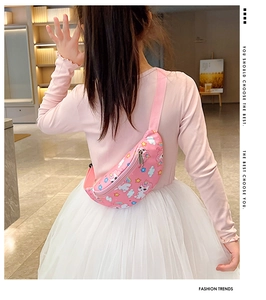 Gros plan sur le sac banane enfant en nylon rose avec motifs licorne et nuage