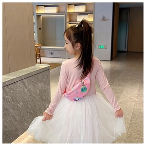 Sac banane rose pour enfant à imprimé fantôme porté par un mannequin dans un décor doux
