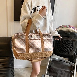 Sac à langer rayé matelassé grande capacité avec bandoulière réglable en intérieur