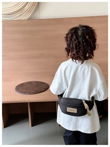 Détail d'un sac banane noir pour enfant avec étiquette TONGHUO et fermeture éclair