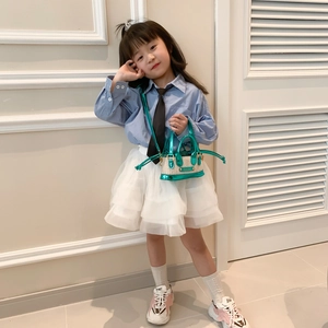 Mini sac à main en paille pour enfants avec cuir verni vert et poignée métallique