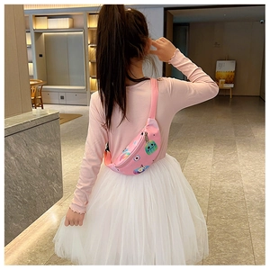 Vue détaillée du sac de poitrine rose en nylon imprimé porté par une petite fille