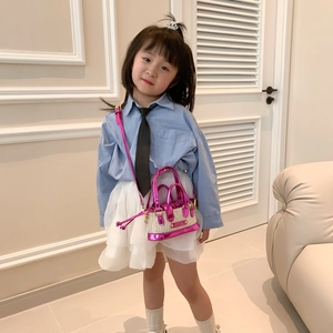 Mini sac à main en paille pour filles avec garniture en cuir verni fuchsia et bandoulière