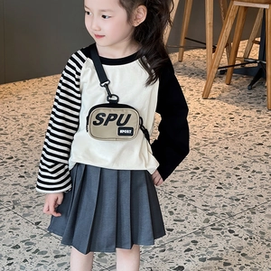 Completo alla moda per bambine con maglietta raglan, gonna a pieghe e mini borsa a tracolla