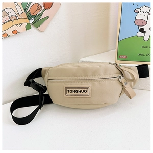 Détail d'un sac banane en toile beige avec patch TONGHUO et bandoulière en nylon noir