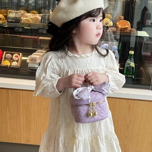 Petit sac seau matelassé violet pour enfants avec anse en foulard et pendentifs dorés