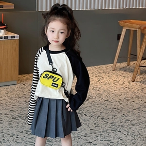 Completo bimba con maglia bicolore, gonna a pieghe e borsa a tracolla gialla alla moda
