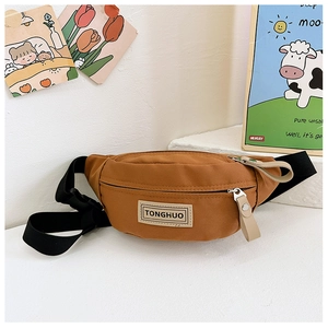 Sac banane en toile marron pour enfant avec étiquette de marque et boucle noire